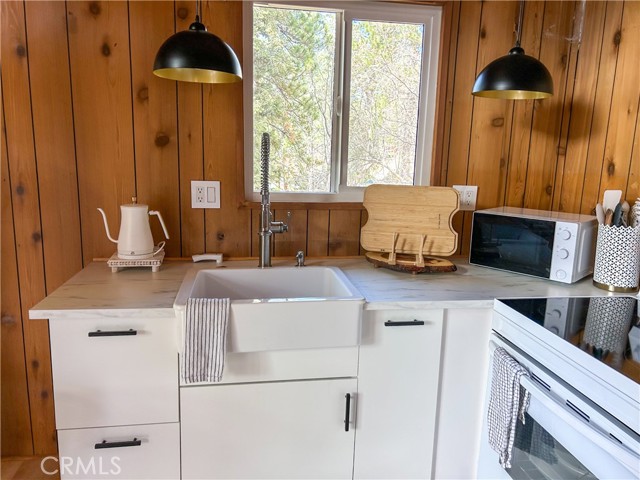 Detail Gallery Image 9 of 31 For 2484 Pine Dr, Running Springs,  CA 92382 - 2 Beds | 1 Baths