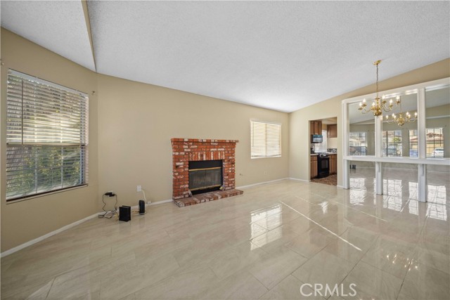 Detail Gallery Image 4 of 20 For 43815 Silver Bow Rd, Lancaster,  CA 93535 - 3 Beds | 2 Baths