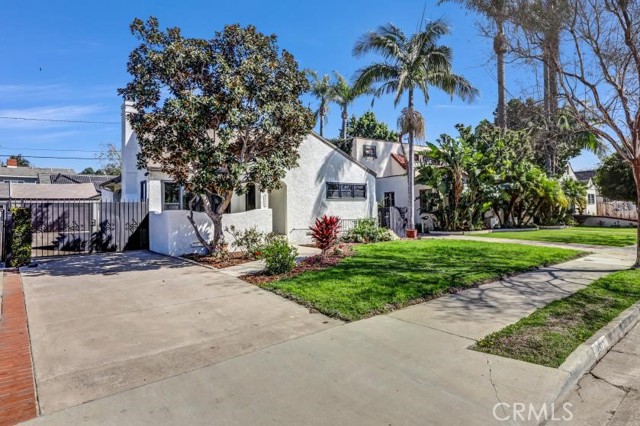 2327 Bonnie Brae, Santa Ana CA: https://media.crmls.org/medias/a16c2dc4-b62e-47c6-a9c0-7e0ab6430c97.jpg