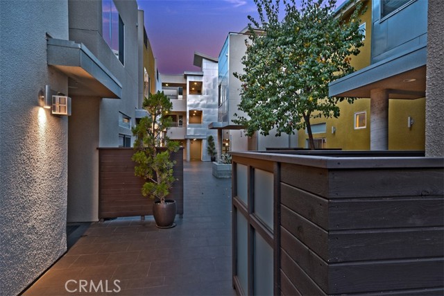 Detail Gallery Image 4 of 31 For 11815 Laurelwood Dr #12,  Studio City,  CA 91604 - 2 Beds | 2/1 Baths