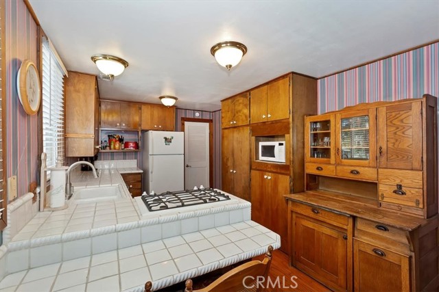 Detail Gallery Image 9 of 30 For 681 Chipmunk Ln, Big Bear Lake,  CA 92315 - 5 Beds | 3 Baths
