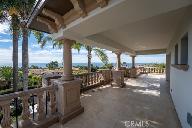 2 Gallery Place, Newport Coast CA: https://media.crmls.org/medias/a170bc82-b5c7-4d98-bbe9-f8a1939e7e5b.jpg