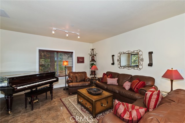 Detail Gallery Image 6 of 45 For 26589 Amador, Lake Arrowhead,  CA 92352 - 4 Beds | 3 Baths