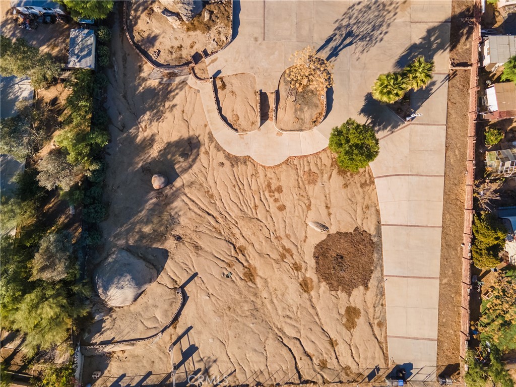 https://media.crmls.org/medias/a176929e-a11e-47f7-8b0b-1742ef6c745d.jpg?preset=X-Large