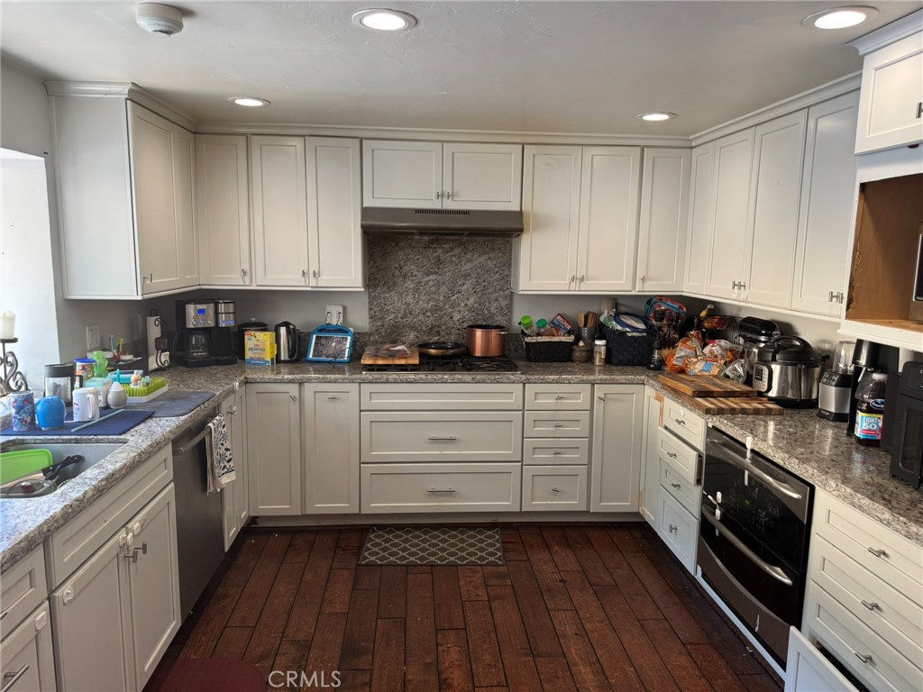 https://media.crmls.org/medias/a17a46bf-c087-4b04-8cfb-d2bb1986c38d.jpg?preset=X-Large