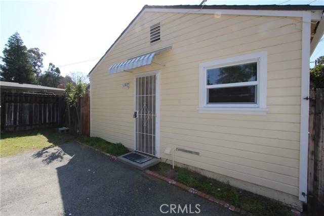 915 1/2 N University Street, Redlands CA: https://media.crmls.org/medias/a17b345a-c9dc-4726-9aa9-6c7acfd387ec.jpg