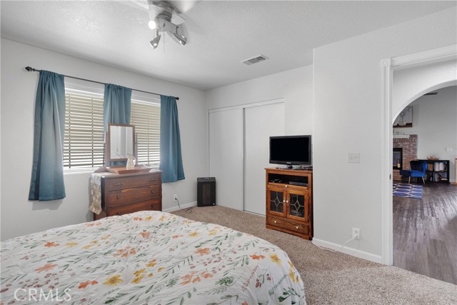 22752 Roundup Way, Apple Valley CA: https://media.crmls.org/medias/a17bc11d-5956-4f5b-97f7-fe9bf88e921f.jpg