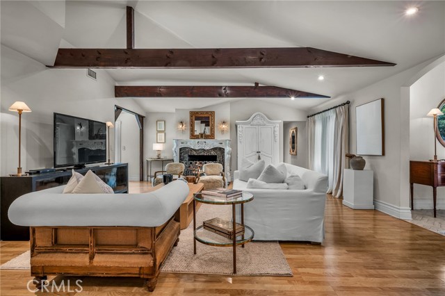 Detail Gallery Image 4 of 34 For 22015 Independencia St, Woodland Hills,  CA 91364 - 3 Beds | 2 Baths