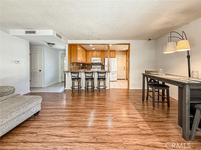 Detail Gallery Image 7 of 33 For 22180 Chase St, West Hills,  CA 91304 - 3 Beds | 2 Baths