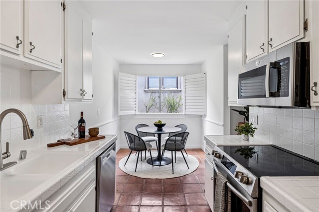 Detail Gallery Image 5 of 21 For 947 16th St #5,  Santa Monica,  CA 90403 - 2 Beds | 2 Baths