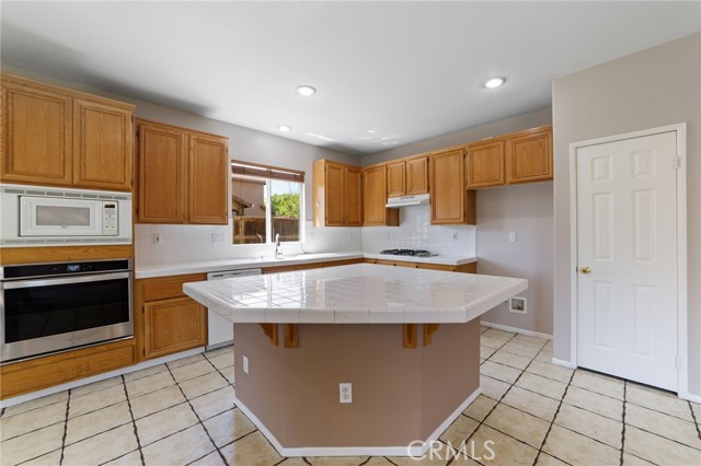Detail Gallery Image 7 of 35 For 9302 Meadow Ln, Riverside,  CA 92508 - 5 Beds | 3 Baths