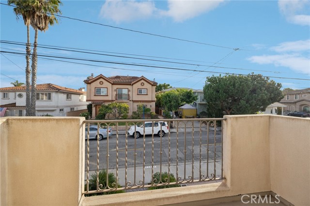 Detail Gallery Image 44 of 48 For 2005 Dufour Ave a,  Redondo Beach,  CA 90278 - 4 Beds | 2/1 Baths