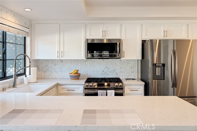Detail Gallery Image 16 of 36 For 240 S Broadway #2,  Redondo Beach,  CA 90277 - 3 Beds | 2/1 Baths