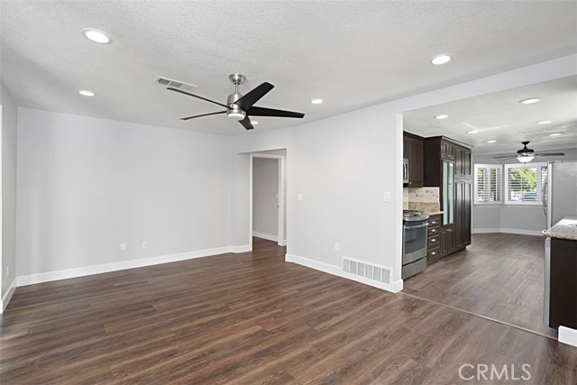 Detail Gallery Image 15 of 39 For 470 Annette Pl, Corona,  CA 92879 - 6 Beds | 2/1 Baths