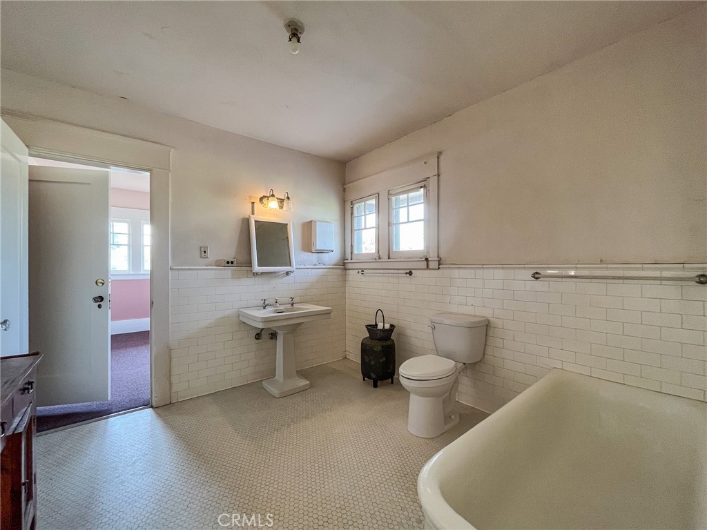 https://media.crmls.org/medias/a18dfbe2-e31f-4016-bdeb-a1ebc31c0242.jpg?preset=X-Large