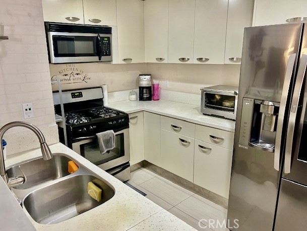 Detail Gallery Image 4 of 11 For 957 S Gramercy Dr #102,  Los Angeles,  CA 90019 - 2 Beds | 2 Baths