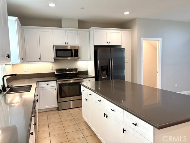 Detail Gallery Image 3 of 23 For 645 W Foothill Bld #10,  Glendora,  CA 91741 - 3 Beds | 2/2 Baths