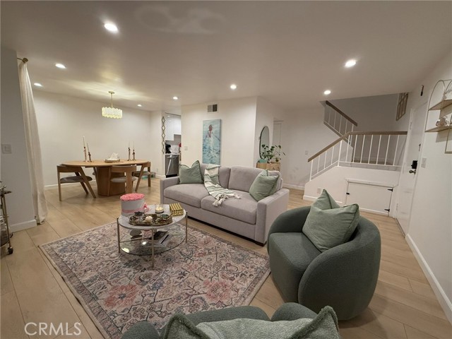 Detail Gallery Image 25 of 27 For 22139 Burbank, Woodland Hills,  CA 91367 - 2 Beds | 2 Baths