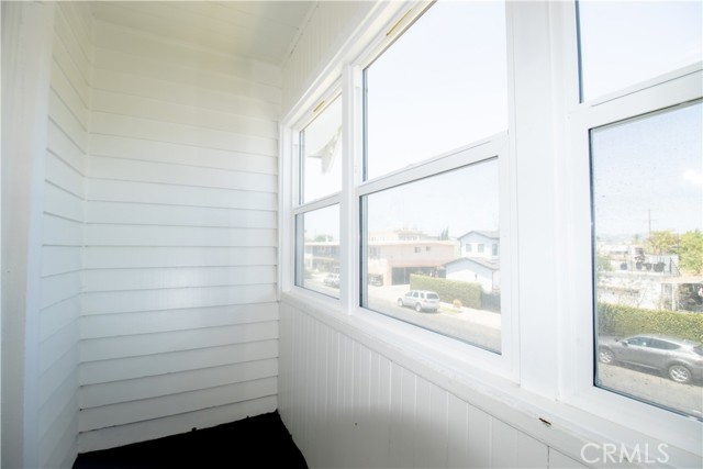 2101 Arlington Avenue, Los Angeles CA: https://media.crmls.org/medias/a193f1de-e4fa-4e4f-9c33-b9097c9e6e41.jpg