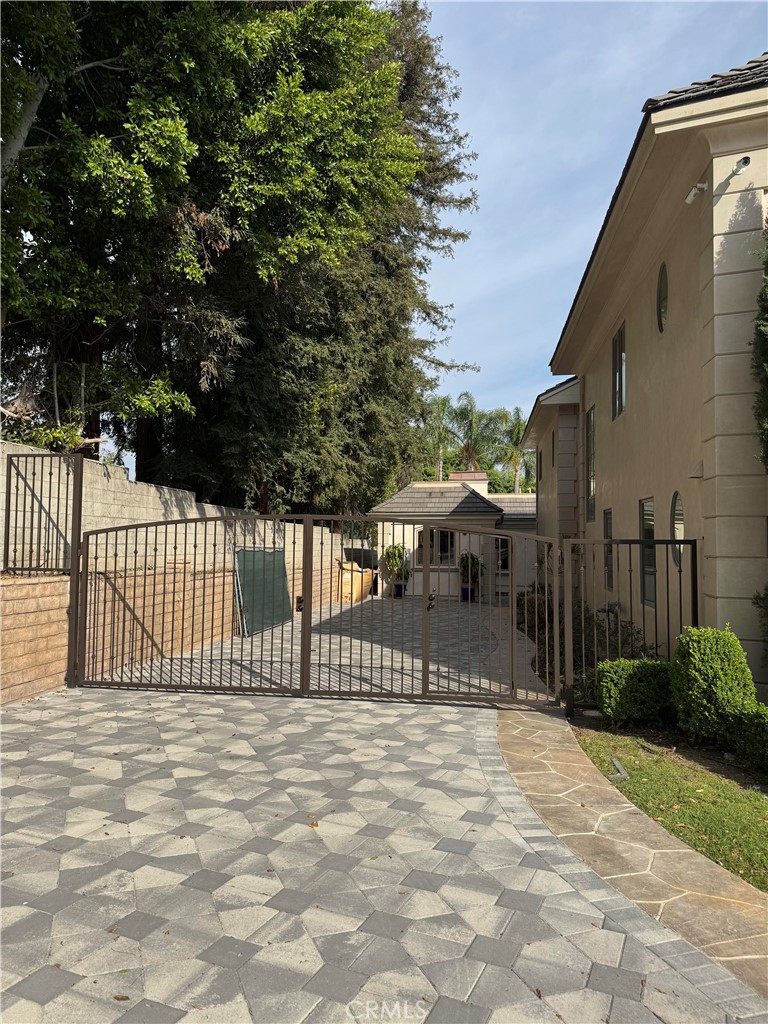 https://media.crmls.org/medias/a196c6f3-f1d3-4de8-ac22-461226d31c8e.jpg?preset=X-Large