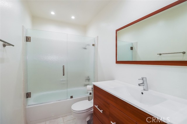 Detail Gallery Image 16 of 31 For 21500 Califa St #135,  Woodland Hills,  CA 91367 - 2 Beds | 2 Baths
