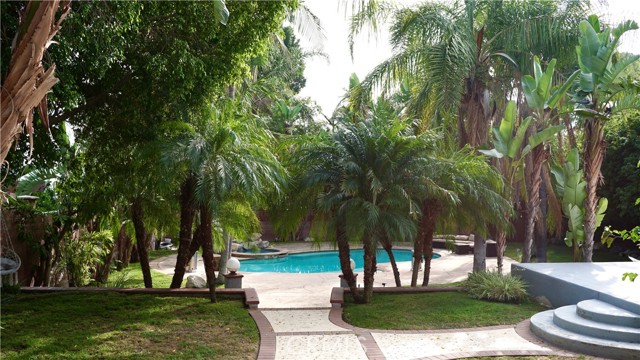 925 Sherlock Dr, Burbank CA: https://media.crmls.org/medias/a19af801-7faa-4c52-97fd-d5da535a9825.jpg