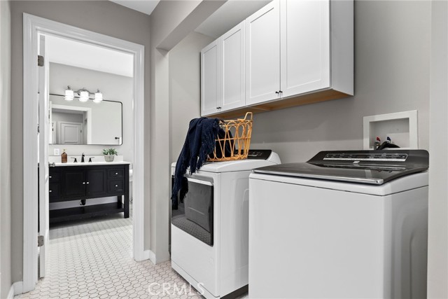 1069 Avenue D, Redondo Beach CA: https://media.crmls.org/medias/a19d78e6-a5e8-439b-a52d-e3e9ebfcf58d.jpg