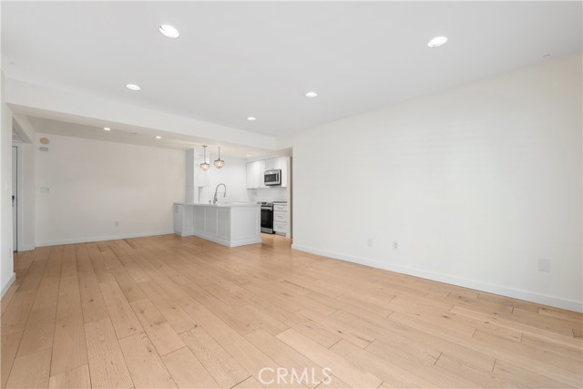 Image 9 of 33 For 5257 Radford Ave  101