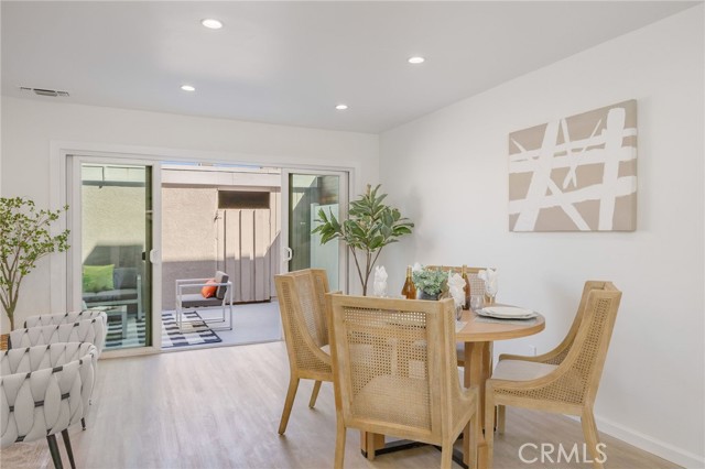 Detail Gallery Image 2 of 28 For 18110 Killion St #2,  Tarzana,  CA 91356 - 3 Beds | 2/1 Baths
