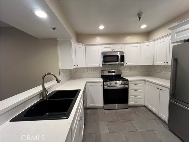 Detail Gallery Image 5 of 16 For 280 Cagney Ln #104,  Newport Beach,  CA 92663 - 2 Beds | 2 Baths