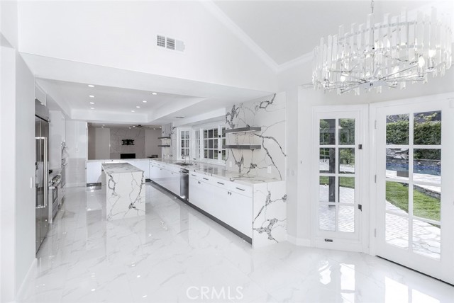 6037 Little Oak Lane, Woodland Hills CA: https://media.crmls.org/medias/a1a8058d-1ab4-4ee9-b5f9-706b00940359.jpg