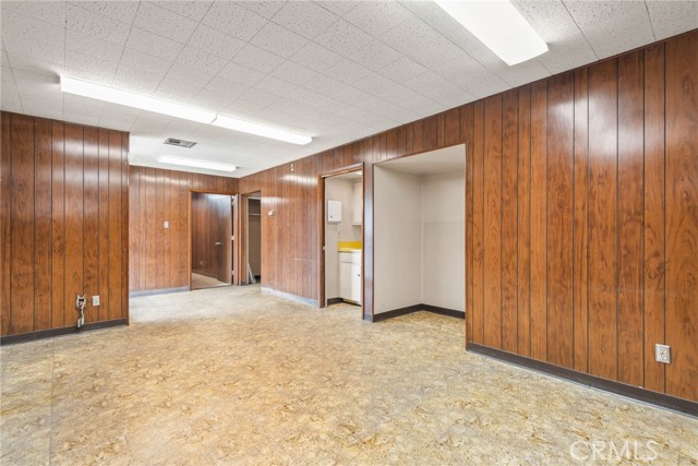 Image 20 of 37 For 10885 Thienes Avenue