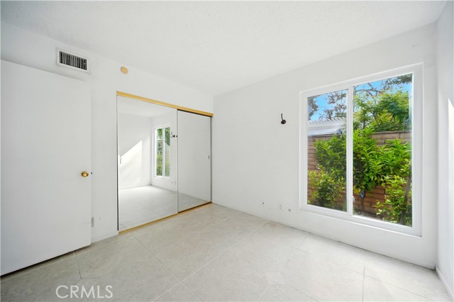 75 Willow Tree Lane, Irvine CA: https://media.crmls.org/medias/a1aa7858-1993-432a-bb25-e29a2279a22d.jpg