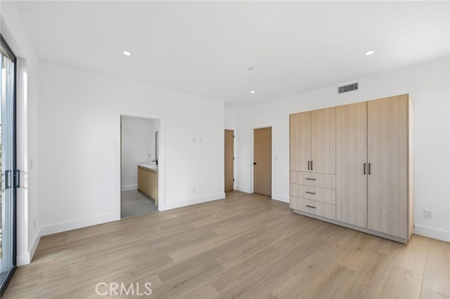 Detail Gallery Image 7 of 19 For 13602 Burbank Bld, Sherman Oaks,  CA 91401 - 4 Beds | 4/1 Baths