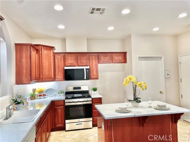 Detail Gallery Image 10 of 50 For 13953 Tawney Ridge Ln, Victorville,  CA 92394 - 4 Beds | 2 Baths