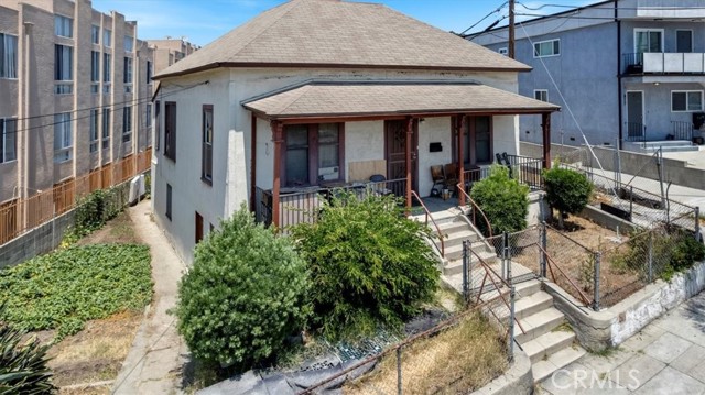 811 N Bunker Hill Avenue, Los Angeles CA: https://media.crmls.org/medias/a1adf9fe-84a6-4147-8a79-b129407af754.jpg