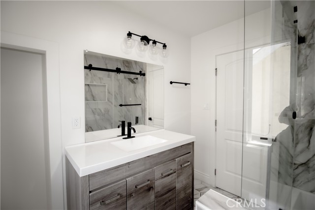 2101 Arlington Avenue, Los Angeles CA: https://media.crmls.org/medias/a1ae2aa9-c7dd-4dcf-b561-5b11b767c61b.jpg