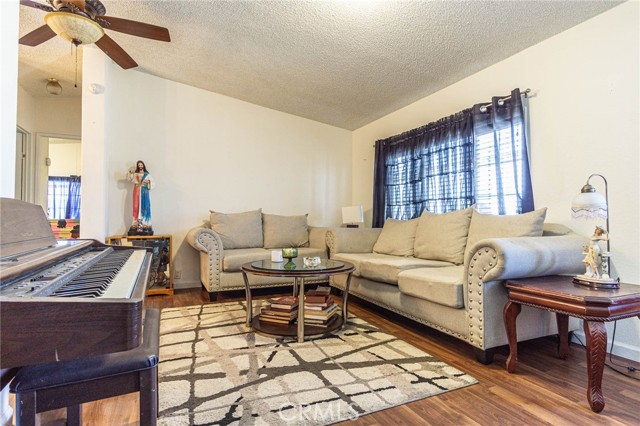 Detail Gallery Image 7 of 55 For 14411 Palmdale Rd #64,  Victorville,  CA 92392 - 3 Beds | 2 Baths