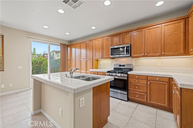 Detail Gallery Image 4 of 32 For 28363 Mirabelle Ln, Saugus,  CA 91350 - 3 Beds | 2/1 Baths