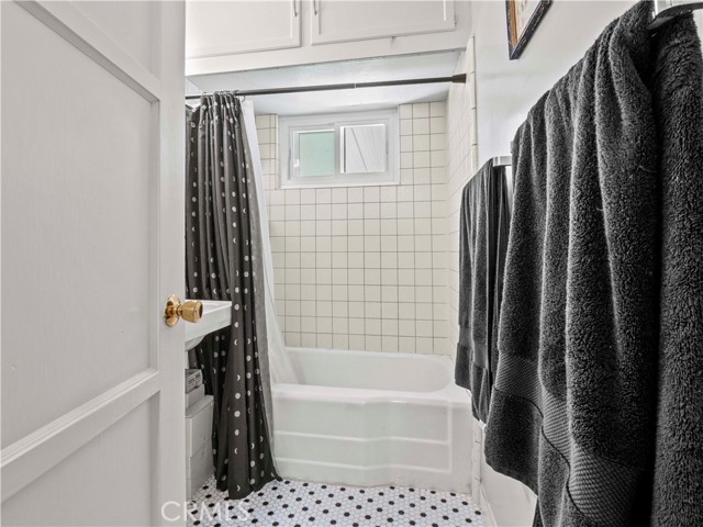 1511 N Maple Street, Burbank CA: https://media.crmls.org/medias/a1b8a640-84a3-49ea-88b3-a9f328b8acfe.jpg