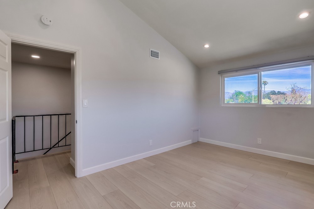 https://media.crmls.org/medias/a1b9b509-8928-45f7-b51a-cd3e403c682d.jpg?preset=X-Large