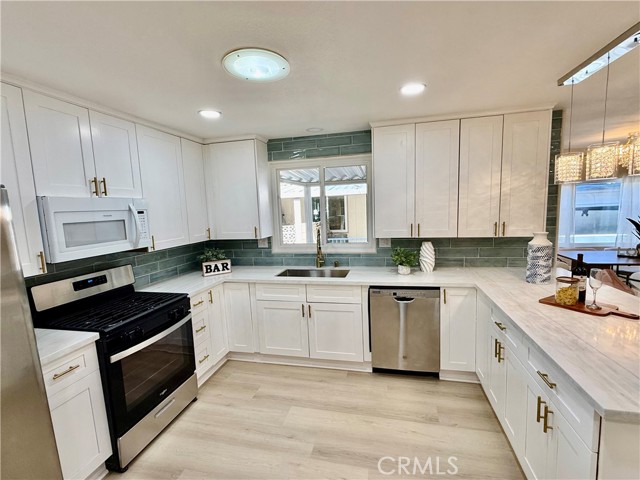 Detail Gallery Image 2 of 16 For 235 Lakepark Dr, Placentia,  CA 92870 - 2 Beds | 2 Baths