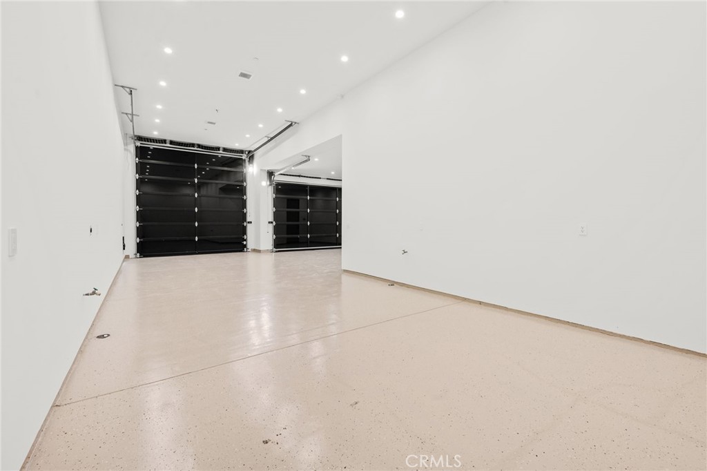 https://media.crmls.org/medias/a1bdbd00-cf7f-4a50-adf0-077dbf7944e1.jpg?preset=X-Large