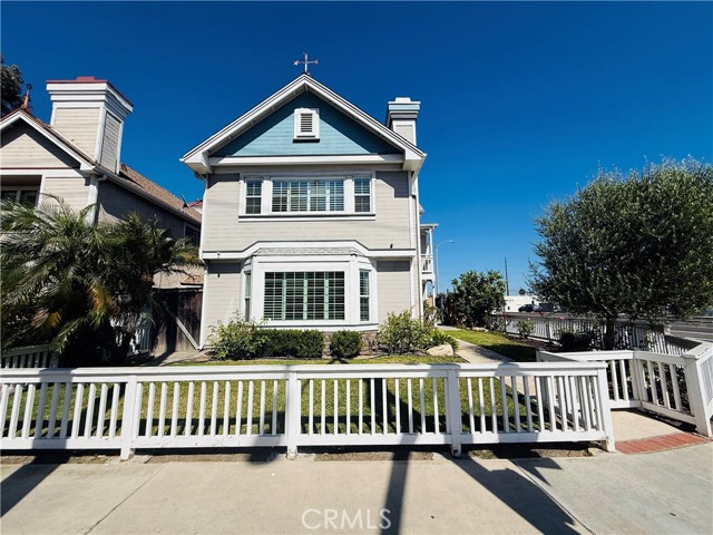 Detail Gallery Image 1 of 33 For 1702 Lake Street, Huntington Beach,  CA 92648 - 4 Beds | 3 Baths