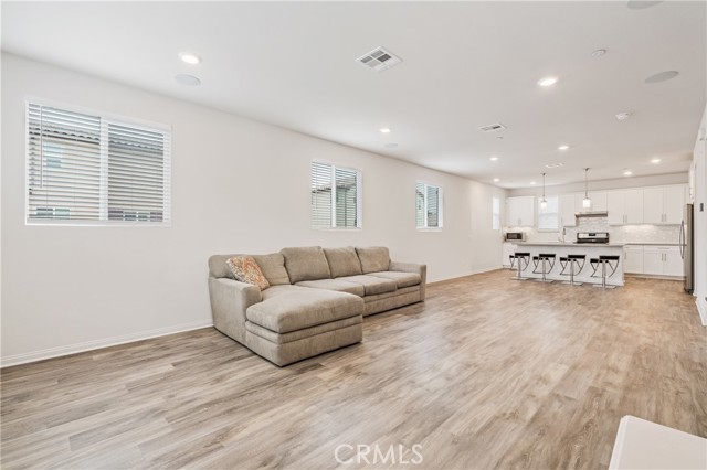 Detail Gallery Image 10 of 30 For 14714 Sherman Way, Van Nuys,  CA 91405 - 4 Beds | 3/1 Baths