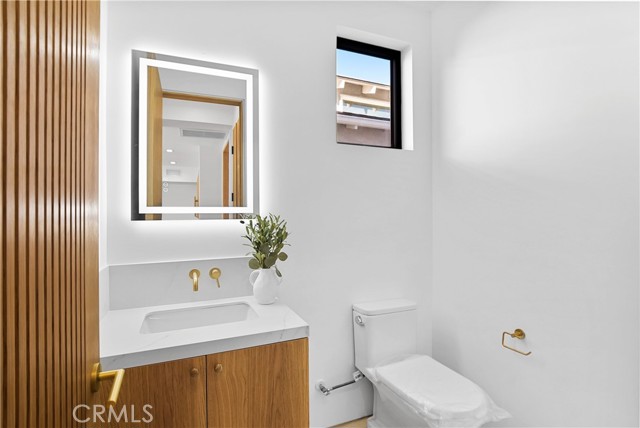 Detail Gallery Image 16 of 22 For 604 Narcissus Ave #1/2,  Corona Del Mar,  CA 92625 - 2 Beds | 2/1 Baths