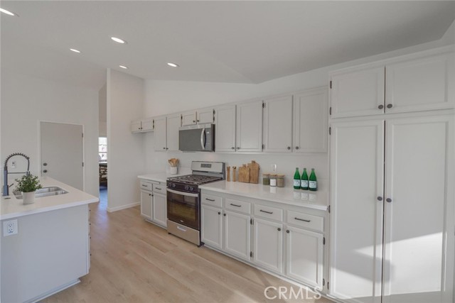 Detail Gallery Image 10 of 29 For 12993 Sundown Rd, Victorville,  CA 92392 - 4 Beds | 2 Baths