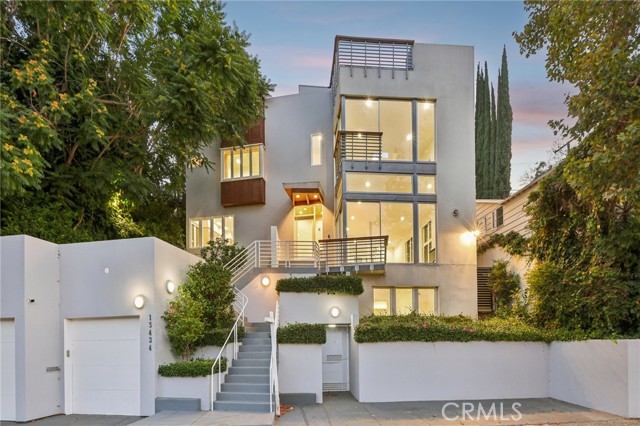 Detail Gallery Image 1 of 75 For 13424 Contour Dr, Sherman Oaks,  CA 91423 - 3 Beds | 4 Baths