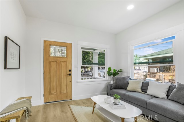 1270 W 19th Street, Long Beach CA: https://media.crmls.org/medias/a1cb93d0-a803-4120-81e2-8072144ba285.jpg