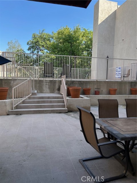 Detail Gallery Image 3 of 19 For 9610 Zelzah #110,  Northridge,  CA 91325 - 3 Beds | 3 Baths